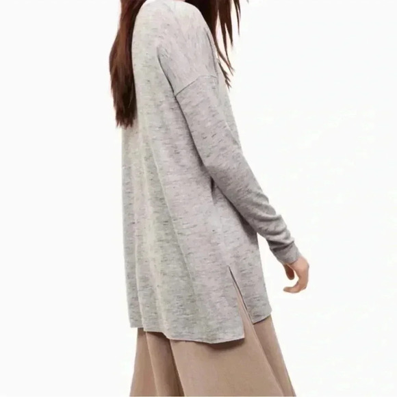 Aritzia - Wilfred Sherbrooke V-Neck  Side Slit Top - Picture 2 of 7